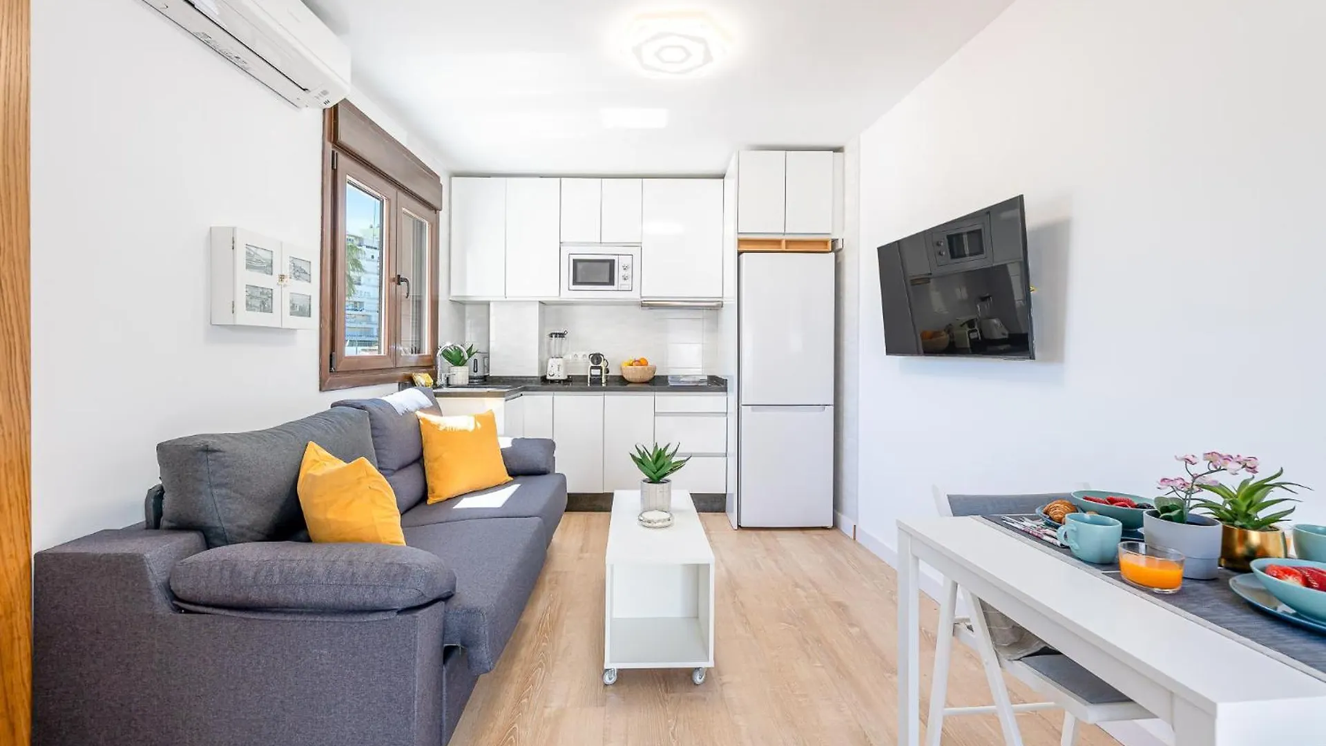 797 Holiday Rentals- Carrasco Beach 2 Torremolinos Apartment